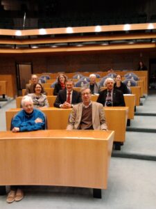 Trefpunt-leden op bezoek bij Tweede Kamerlid Loes Ypma. 