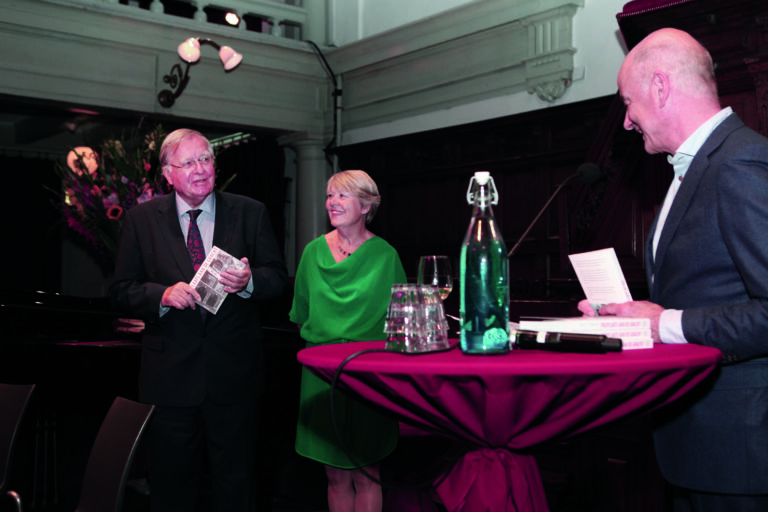 Oprichter van de Rode Hoed Huub Oosterhuis, oud-directeur Anneke Groen en directeur Ton van Brussel tijdens de presentatie van het boek Vrijplaats aan de gracht. Verhalen uit de Rode Hoed op maandag 14 september 2015, de 25e verjaardag van de Rode Hoed. Foto: Jan Dirk van den Burg