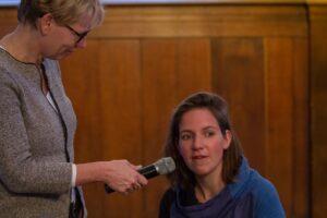 Marleen Barth interviewt een bezoeker tijdens een bijeenkomst van de Banning Vereniging.