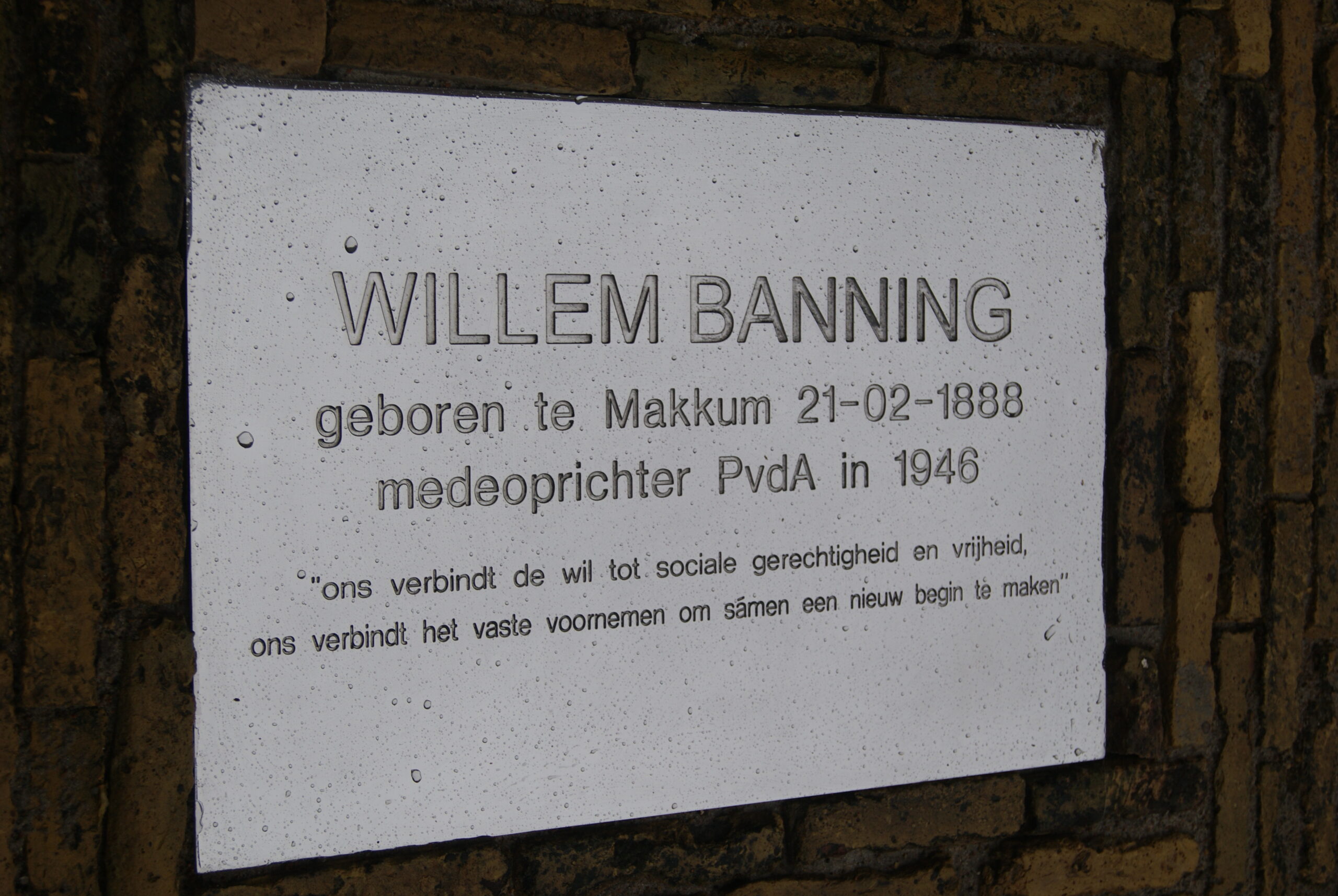 De plaquette voor de ingang van Stichting Ald Makkum, Waagsteeg 1a te Makkum.