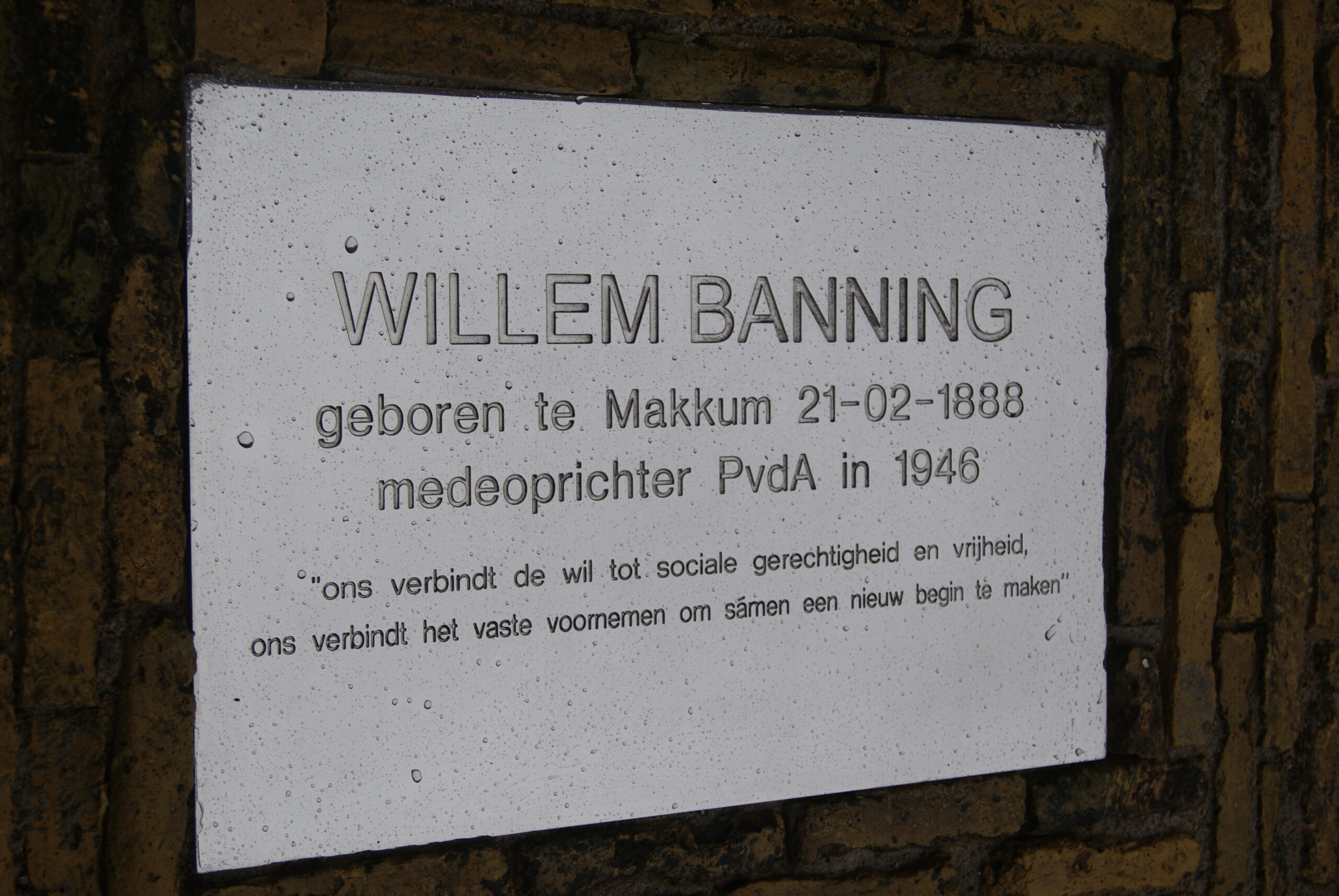 De plaquette voor de ingang van Stichting Ald Makkum, Waagsteeg 1a te Makkum. De plaquette voor de ingang van Stichting Ald Makkum, Waagsteeg 1a te Makkum.