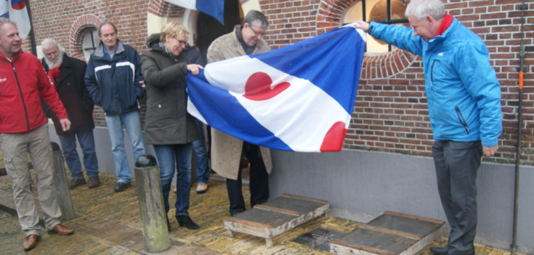 Plaquette Willem Banning onthuld in Makkum