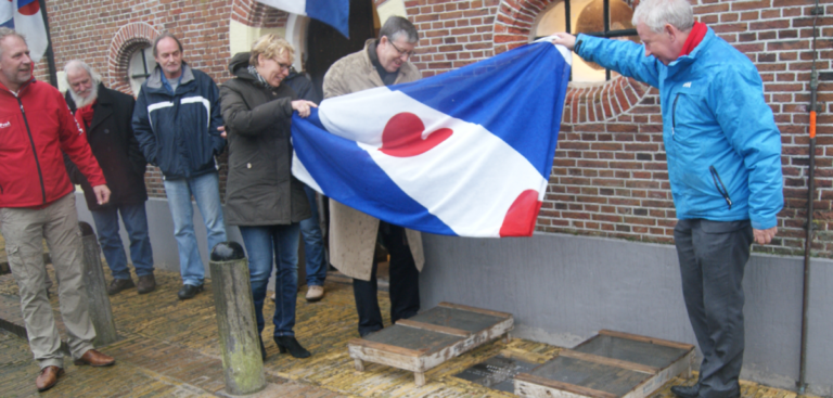 Marleen Barth, Herman Noordegraaf en Sjoerd Tolsma onthullen de plaquette.