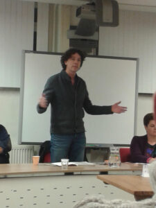 Pieter Hilhorst en Dorien Zandvliet spraken tijdens de vierde bijeenkomst van de Banningleergang over wethouderssocialisme in de participatiesamenleving, 10 december 2014.